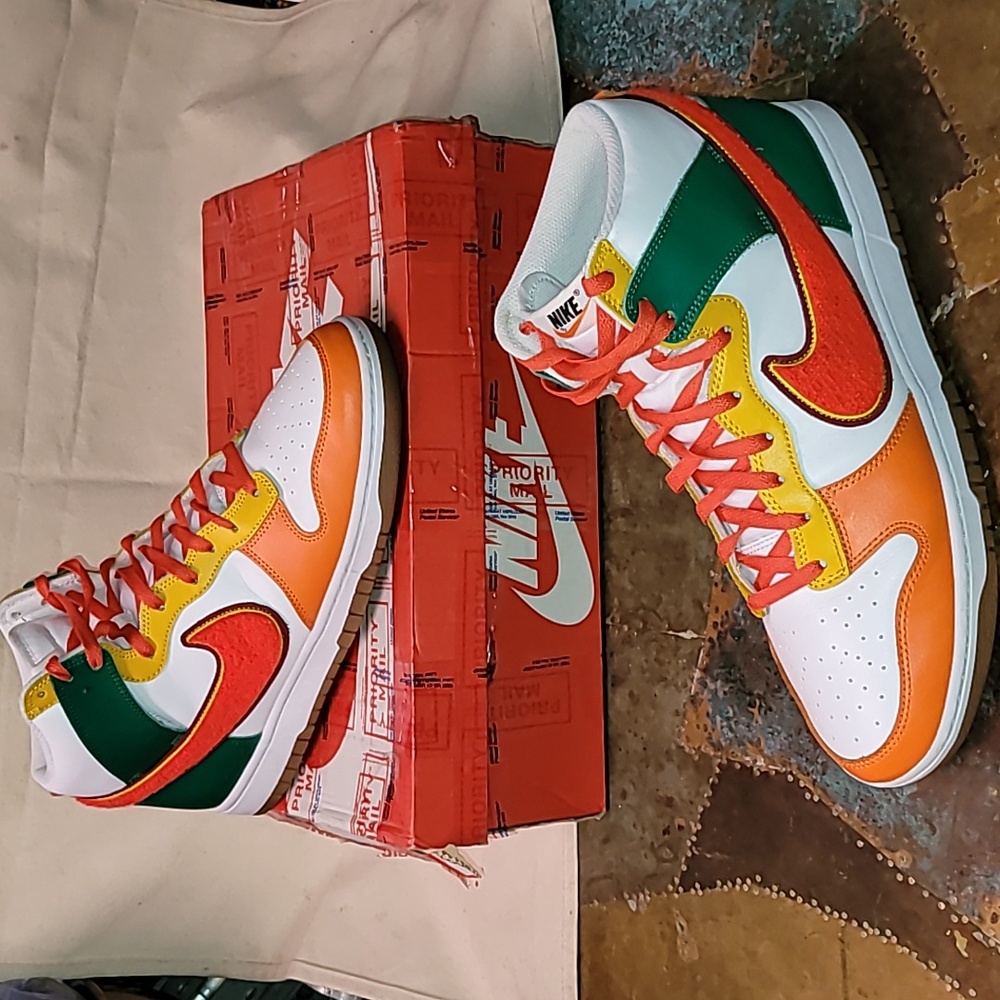 Nike Dunk Hi Retro University. Men's size 13. W/ original box.